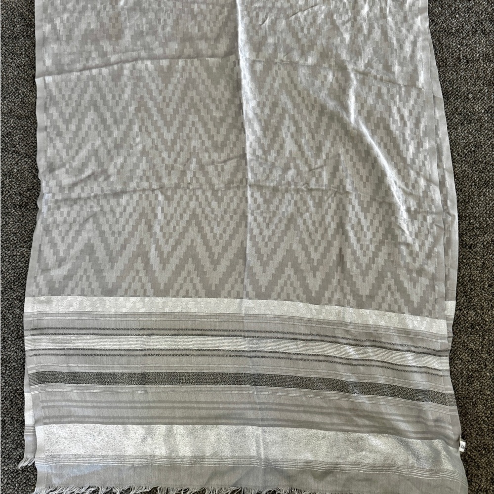NWOT Calvin Klein Silver Chevron Scarf
